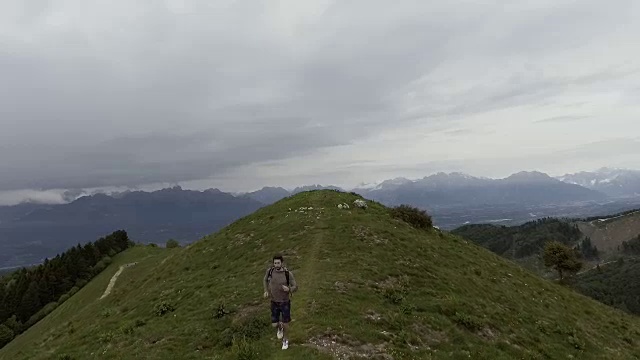 在山顶上跑步的运动员和全景