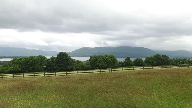 爱尔兰康尼马拉湖和农田景色