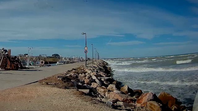 意大利的海浪拍打着岩石