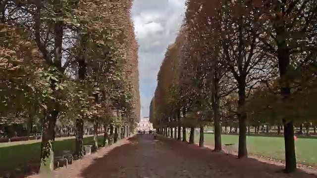 漫步在秋天的卢森堡公园，巴黎