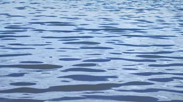 平静的海浪。