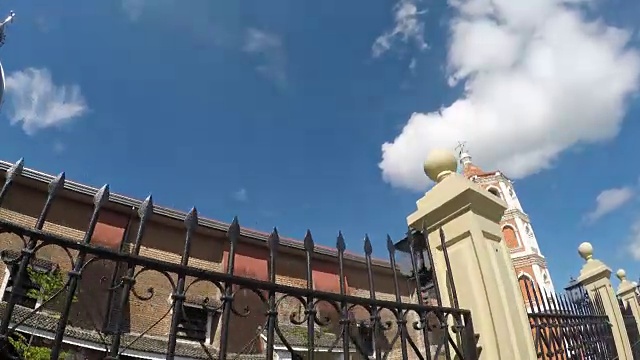 16世纪西班牙殖民建造的圣保罗第一隐士大教堂也被称为圣巴勃罗大教堂，展示了她周围的铁栅栏在东侧中殿的砖墙。跟踪拍摄