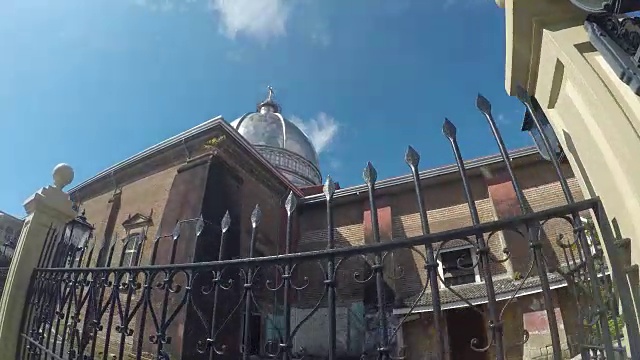 16世纪西班牙殖民建造的圣保罗第一隐士大教堂也被称为圣巴勃罗大教堂，展示了她周围的铁栅栏在东侧中殿的砖墙。跟踪拍摄
