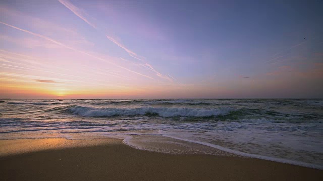 美丽的日出，浪花飞溅的画面