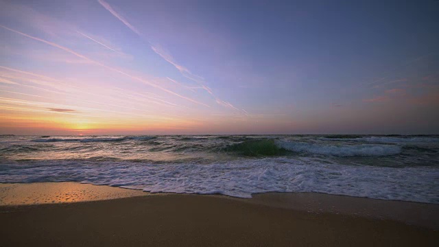 美丽的日出，浪花飞溅的画面