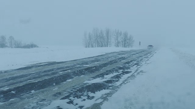 暴风雪冬季道路上的汽车价格为4k