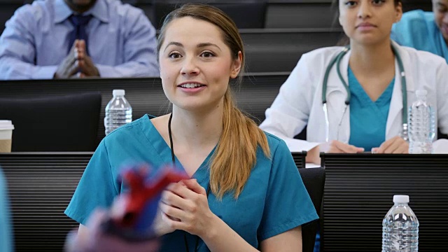 详情图-自信的女医学院学生回答教授的问题