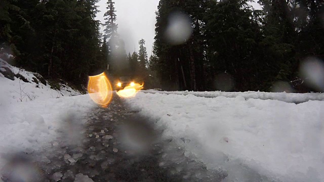 面包车在雨中的雪和雪中驶过
