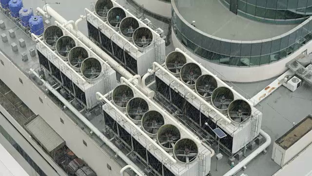 建筑屋顶通风系统。多雨的天气。工业空气系统的通风和空调。空中射击。