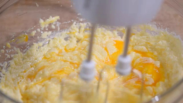 黄油，糖和鸡蛋用搅拌器搅拌。