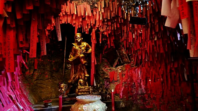 泰国春武里寺中中国寺庙中的孙悟空猴神雕像