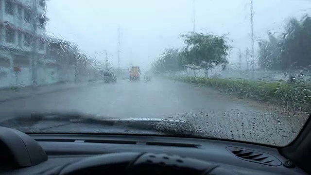 在雨中开车