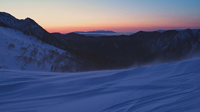 日本阿尔卑斯山的飘雪