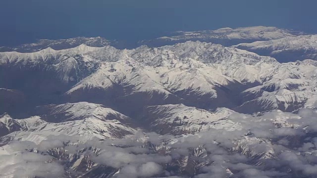 从高处俯瞰雪山的山峰