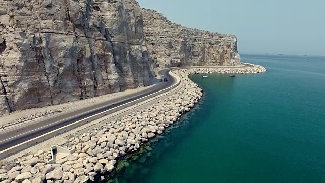 详情图-汽车行驶在阿曼穆桑达姆半岛的沿海公路上