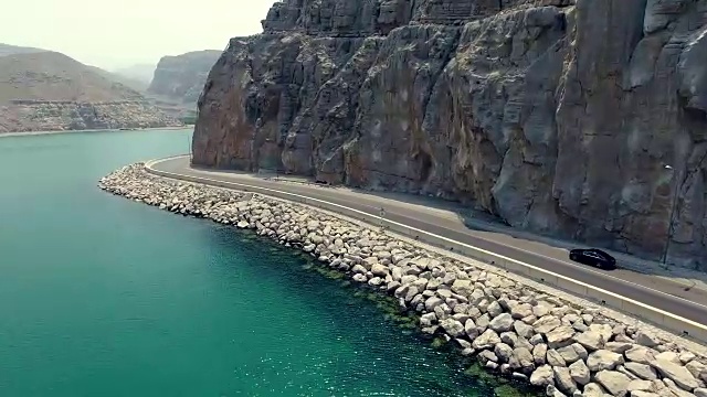 详情图-汽车行驶在阿曼穆桑达姆半岛的沿海公路上