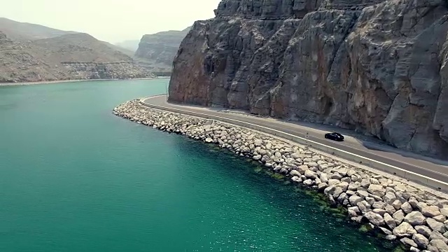 详情图-汽车行驶在阿曼穆桑达姆半岛的沿海公路上