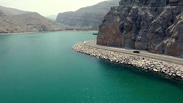详情图-汽车行驶在阿曼穆桑达姆半岛的沿海公路上