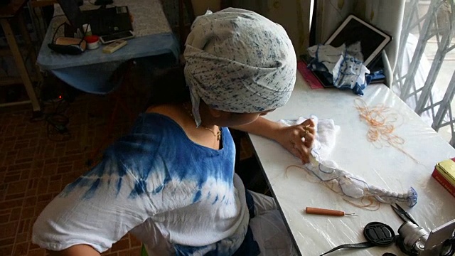 泰国妇女的工作流程是折包和缝纫或岚纹布上