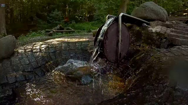 小溪上的水车。水是一种可再生能源。可持续发展和来自自然的力量。