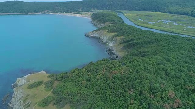 在Arkutino海滩靠近大海的美丽自然-空中4k保加利亚