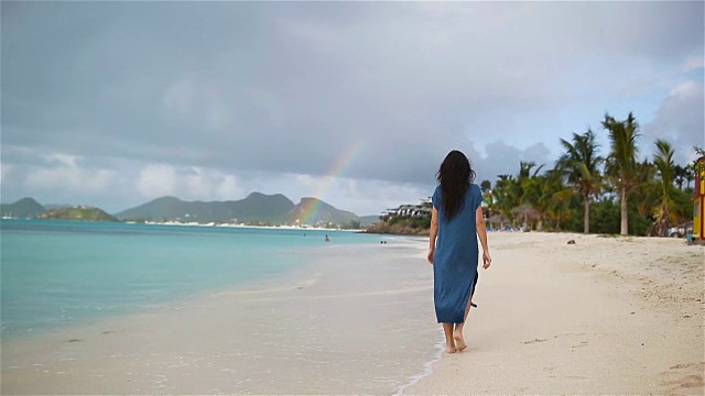 年轻漂亮的女人在热带海岸玩