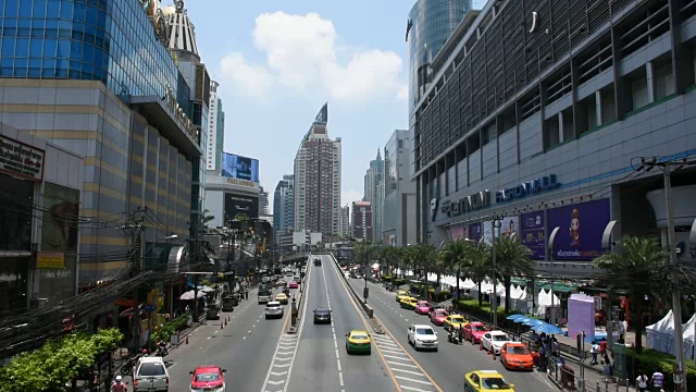 佩彻布里路，靠近普拉图南市场和铂金时尚中心，交通堵塞