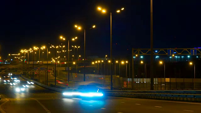 公路交通车辆在夜间时间流逝。汽车在桥上行驶的晚上时间流逝。4 k UHD。间隔拍摄。