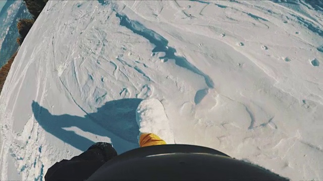 慢动作滑雪板在粉末