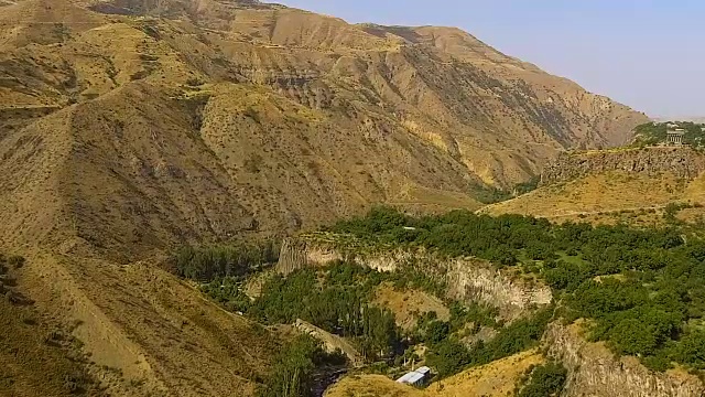 亚美尼亚山坡上绿树成荫，自然地质优美，鸟瞰图