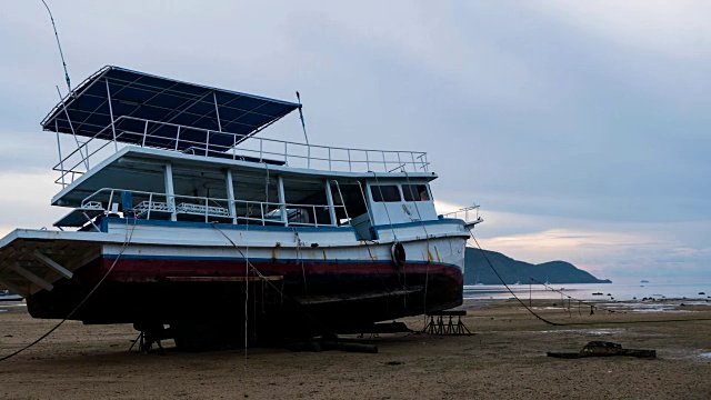 在泰国普吉岛美丽的日出或日落的安达曼海海滩上沉船的时间流逝