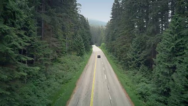 带自行车的汽车在山区公路上行驶