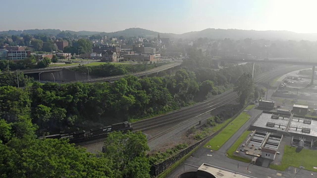 清晨鸟瞰铁锈地带小镇