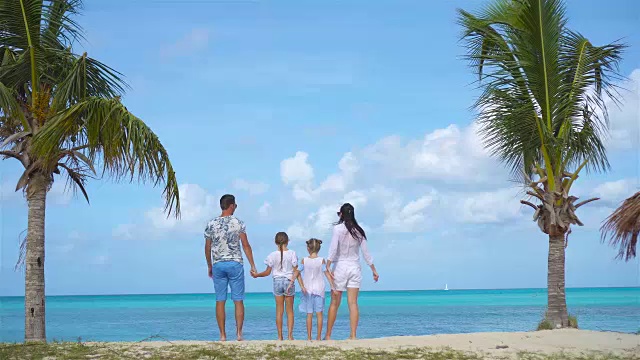 一家人在加勒比海滩度假