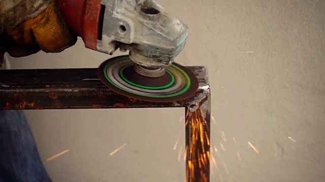 金属工人在慢动作磨削