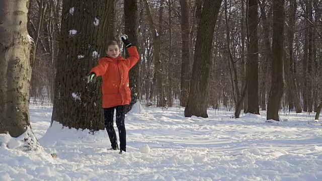 可爱的小男孩在镜头前扔雪球