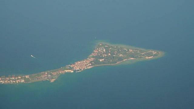 从飞机窗口俯瞰Sirmione(加尔达湖)城市的空中景观