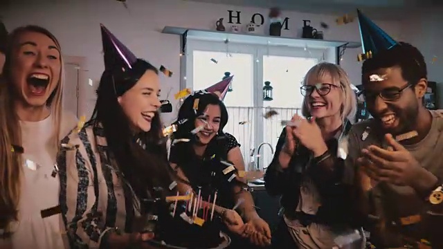 詳情圖-美麗的歐洲女孩拿著生日蛋糕，與快樂的多民族朋友和令人驚嘆的五彩紙屑慢動作慶祝