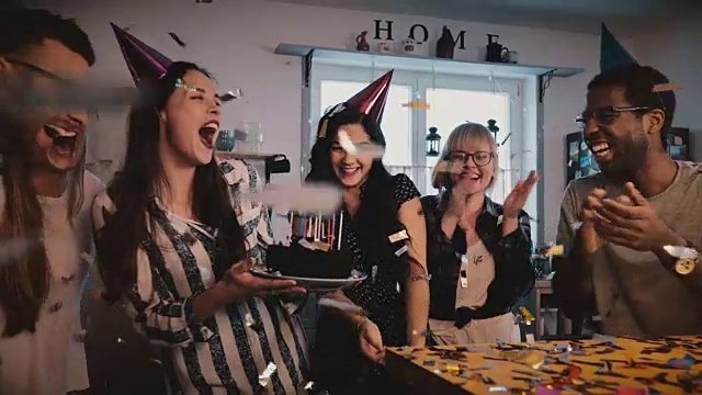 詳情圖-美麗的歐洲女孩拿著生日蛋糕，與快樂的多民族朋友和令人驚嘆的五彩紙屑慢動作慶祝