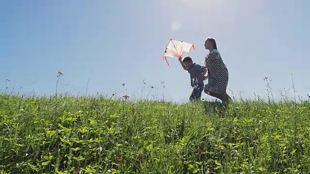 男孩和女孩喜欢带着风筝跑