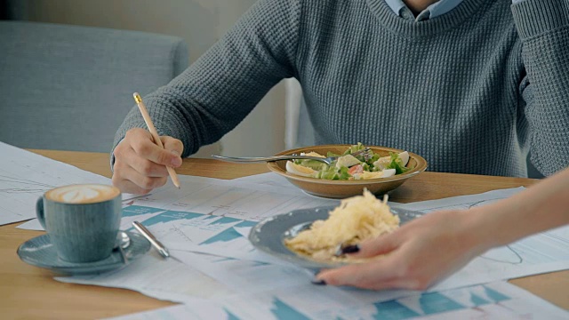 在餐桌上工作的人的中间部分