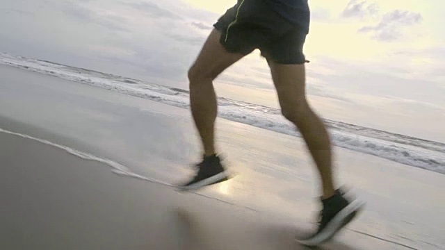阴天夏日在沙滩上慢跑