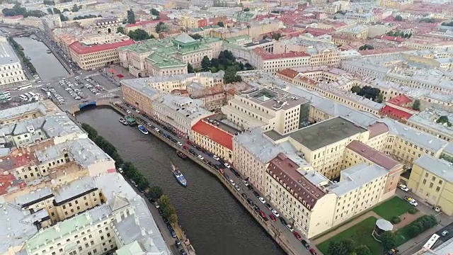 无人机在城市建筑和河上漂浮的船舶上的全景