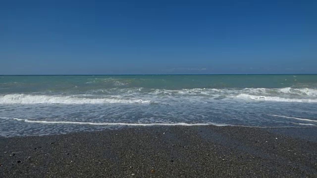 海景-海浪和泡沫拍在卵石上