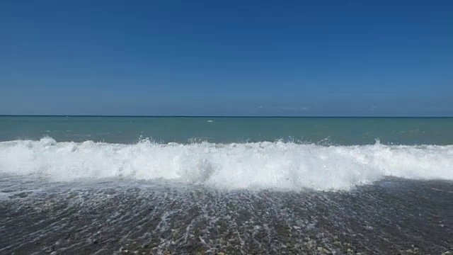 海景-海浪和泡沫拍在卵石上