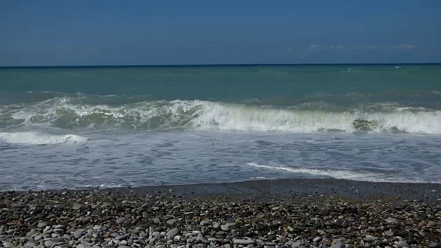 海景-海浪和泡沫拍在卵石上