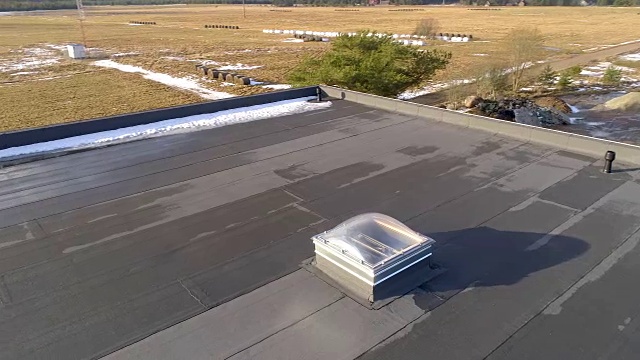 在建筑物的锡屋顶上的凸形窗户