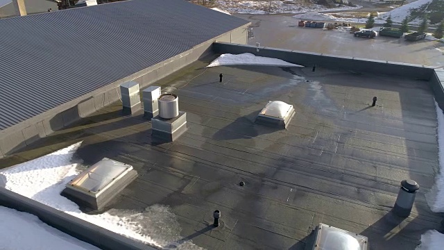 锡屋顶元素的建筑外观