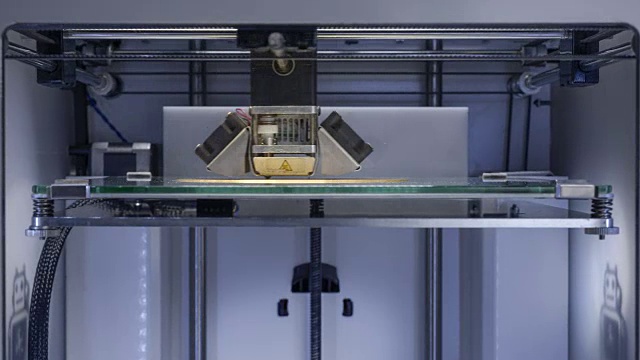 使用3D打印机，打印出人工智能的人体半身像