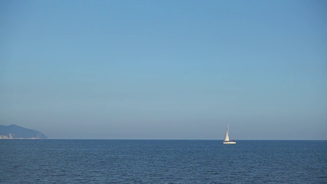 美丽的帆船漂浮在平静的海浪上。